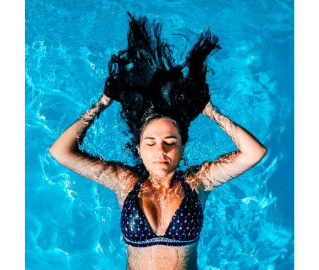 Protege tu pelo del sol y el cloro de la piscina