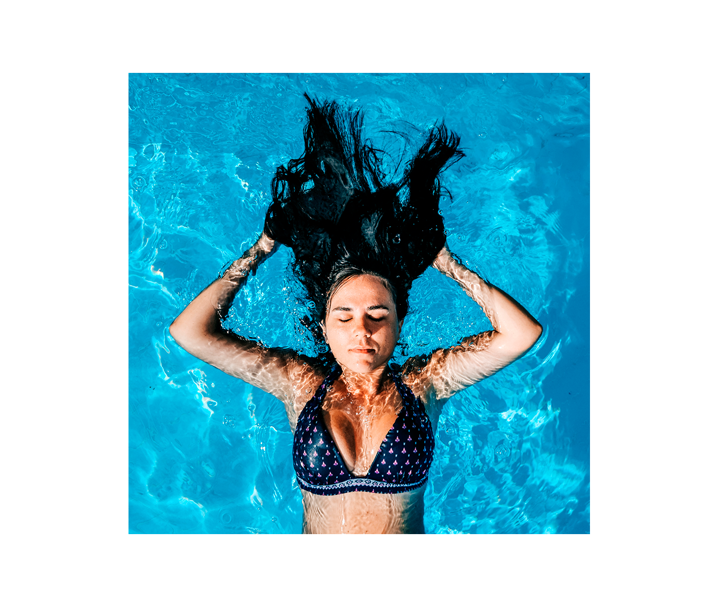 Protege tu pelo del sol y el cloro de la piscina